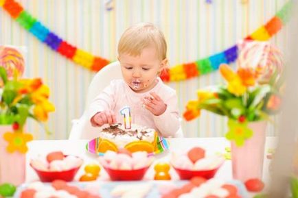 Hogyan ünneplik az 1 éves a gyermek otthon