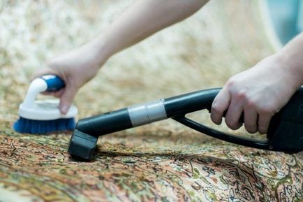 Hogyan tisztítsa meg a szőnyeget otthon, a foltok eltávolítására a burkolatok, fotók és videó