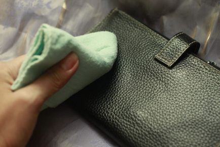 Hogyan tisztítható bőr pénztárca otthon, foltok nélkül