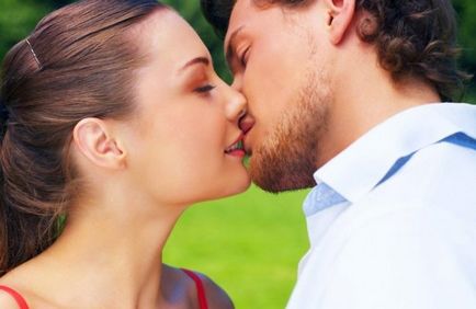 Hogyan kell csókolni egy férfi a ajkak és a nyelv