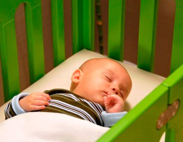 Hogyan kell tanítani a gyermeket, hogy egyedül aludni a kiságyában