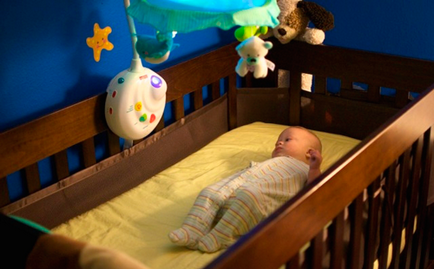 Hogyan kell tanítani a gyermeket, hogy egyedül aludni a kiságyában