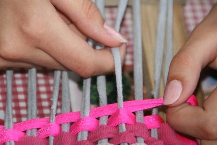 Hogyan tegyük egy szőnyeg saját kezűleg - fonalból és a régi dolgok - a mester osztályt a kandalló