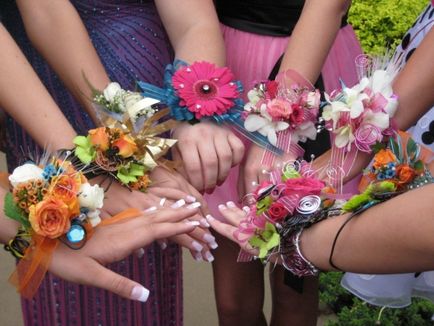 Hogyan készítsünk egy kéz a virágok koszorúslányok kreatív lehetőségeket