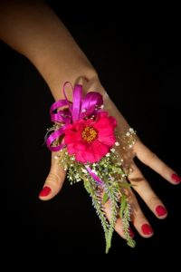 Hogyan készítsünk egy kéz a virágok koszorúslányok kreatív lehetőségeket