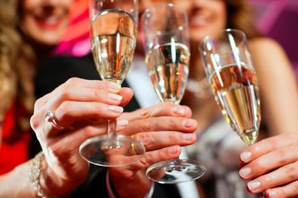 Hogyan lehet díszíteni egy üveg pezsgőt az esküvőre saját kezűleg