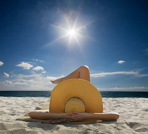 Hogyan helyesen napozni a tengerparton - nő s nap