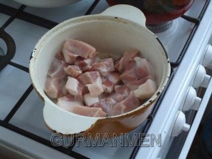 Burgonya pörkölt hús és gombával elkészítésekor a férfiak