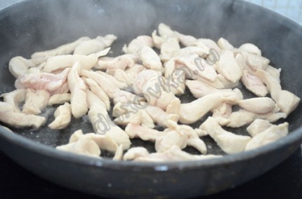 Csirke sajtmártással - egy recept lépésről lépésre fotók