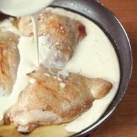 Csirke tejszínes mártással egy serpenyőben - Hogyan készüljünk