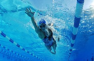 Terápiás úszás scoliosis 1., 2. és 3. fokú gyakorlása a medencében