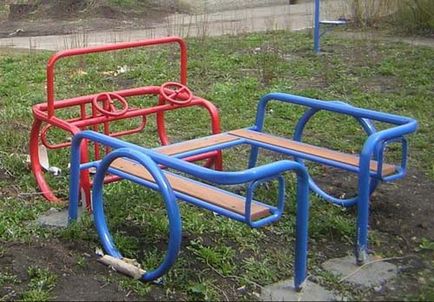 Gépek játszótér saját kezűleg, és az ötlet épület egy fotó gumiabroncsok és fakitermelés (kéz) Gépek játszótér saját kezűleg, és az ötlet épület egy fotó gumiabroncsok és fakitermelés