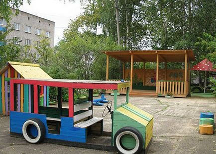 Gépek játszótér saját kezűleg, és az ötlet épület egy fotó gumiabroncsok és fakitermelés (autók) Gépek játszótér saját kezűleg, és az ötlet épület egy fotó gumiabroncsok és fakitermelés