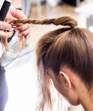 Divatos frizurák vékony és ritka hajápolás szabályokat, lehetőségeket cölöpökön, fotó és videó