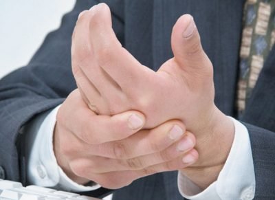 Numb bal kar a vállát, hogy az ujjak, könyök okok és a kezelés, lehet (balra) Numb bal kar a vállát, hogy az ujjak, könyök okok és a kezelés, ez lehet