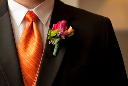 Szokatlan színek az esküvő a vőlegény öltöny