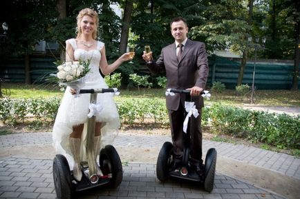 Szokatlan közlekedés az esküvőre