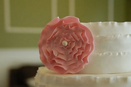 Virágok finom öntött egy esküvői torta