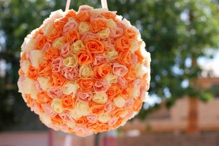 Függő dekoráció és fényes árnyalattal hajtásait pompoms papírból kezeddel (pompoms) Függő dekoráció és fényes árnyalattal kapura pompoms papírból saját kezűleg