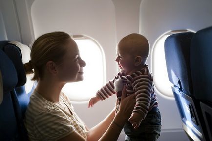 Utazás repülővel a jogot a gyermek gyermekek hordozására egy síkban