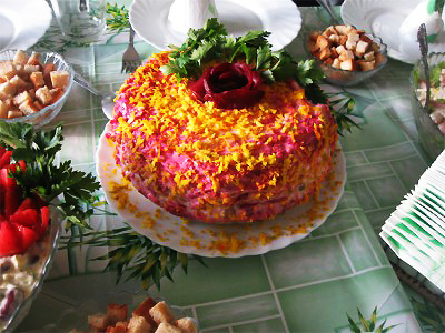 Recept és 26 választási saláta dekoráció „hering alatt bunda”
