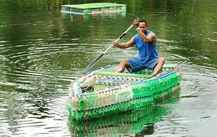 Halászhajó a műanyag palackok