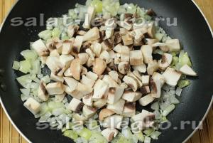 Saláta gombával, burgonyával és savanyúság