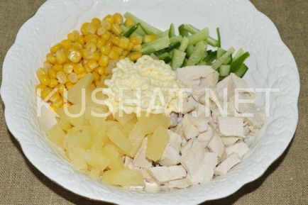 Saláta csirke, ananász és a kukorica