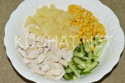 Saláta csirke, ananász és a kukorica