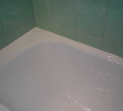 A különbség a kád és a fal, az épület portálon (en-suite) A különbség a kád és a fal, épület portál