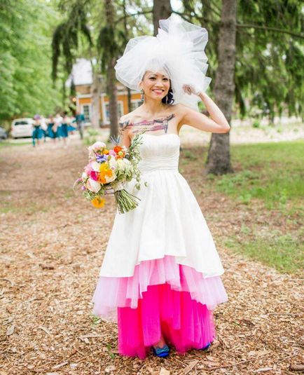 Modern Bride 17 nem hagyományos esküvői ruhák, amelyek relevánsak ebben a szezonban