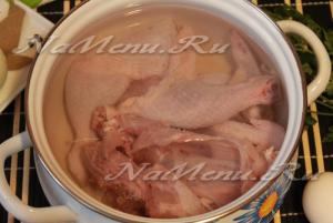Leves házi tésztával és csirkehús-lépésre recept a legfinomabb