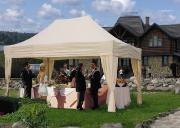 Az esküvő a természetre - a szervezet kulcsrakész sátor