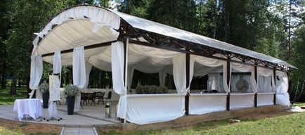 Az esküvő egy sátorban a természet a design és a teljesítmény