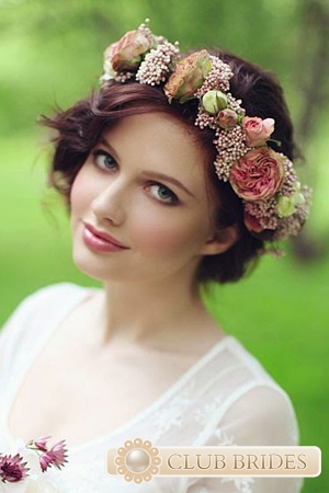 Esküvői frizura virágkoszorú Photo