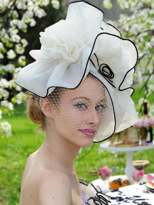 Esküvői kalapok és fotók esküvői ruhák sisakok elegáns modellek