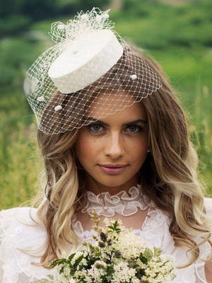Esküvői kalapok és fotók esküvői ruhák sisakok elegáns modellek