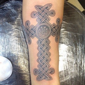 Kereszt tetoválás értelmében - a szó egy szimbólum, a lányok és fiúk