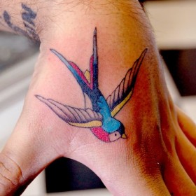 Fecske tetoválás értelmében - a jelentését a szimbólum lányok és a fiúk