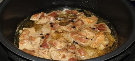 Párolt sertéshús otthon - egy recept egy serpenyőben, multivarka, autokláv és kukta