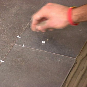 Fektetése padlólapok a kezüket és fotókidolgozó padlólapok szóló technológia