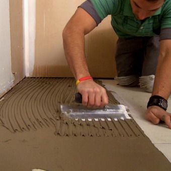 Fektetése padlólapok a kezüket és fotókidolgozó padlólapok szóló technológia