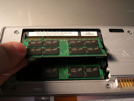 További memória telepítése egy laptop (nem kötelező) További memória telepítése egy laptop