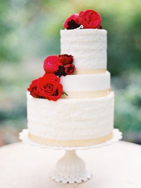 A trend a menyasszonyi torta dekoráció virágok