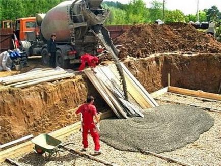 Beton bedolgozása a zsaluzat egymásra, nyomás a falakon (zsaluzatok) Öntött beton a zsaluzat felrakás, nyomást gyakorol a falakon