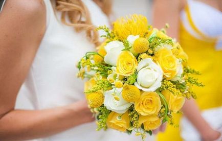 Sárga menyasszonyi csokor - kombinálva a kék és fehér színben