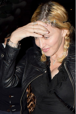 57 години стар Мадона има подмладени ръце Снимка - жена и ден