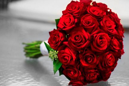 Булчински букет от червени рози