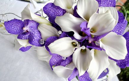Булчински букет от орхидеи лукс, достоен за богини с ръцете си