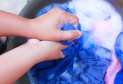 измиване на калиев перманганат с ръце, дрехи, баня